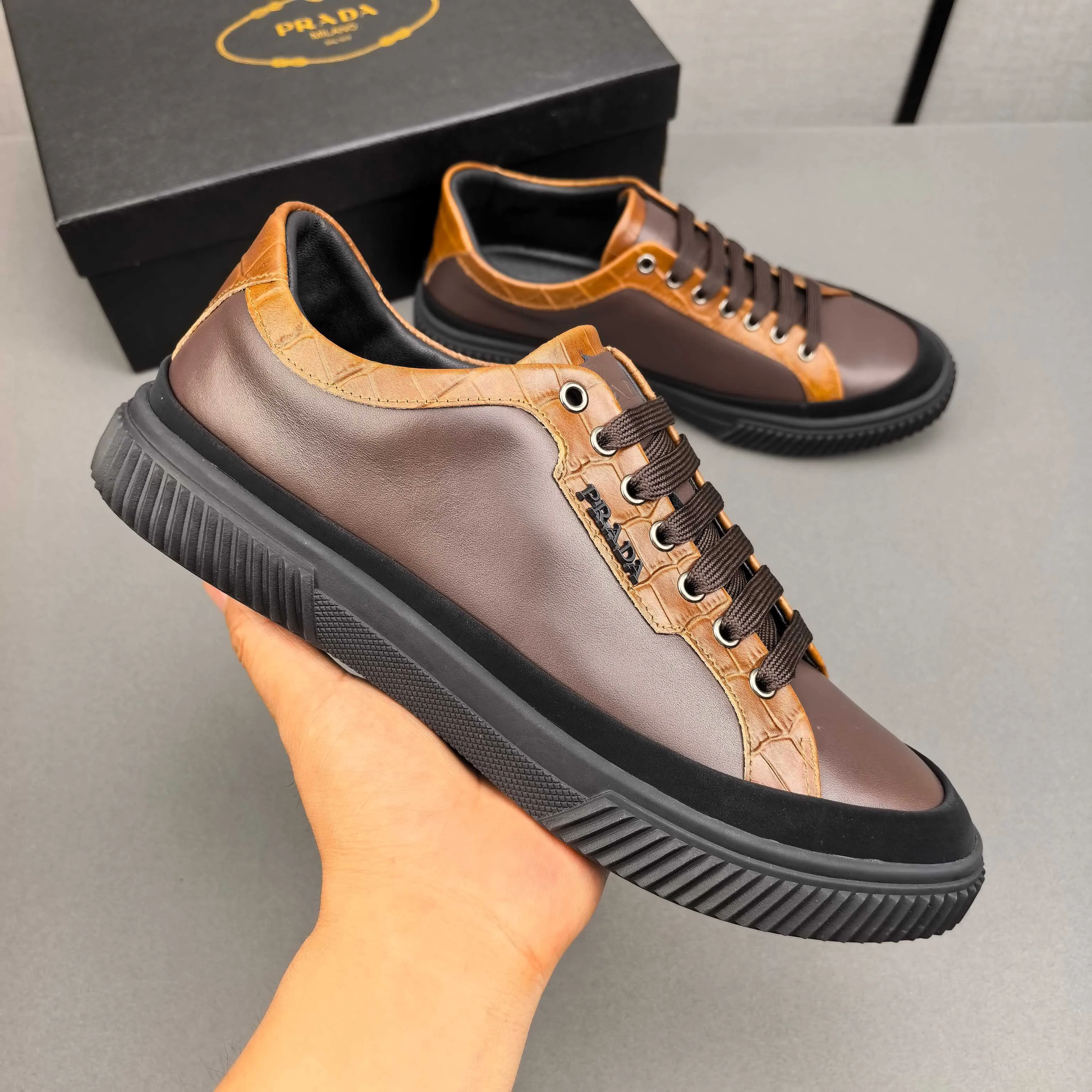 PP400👟👟👟Prada set off the audience! Prada, an international brand that is constantly innovating, this men's casual shoe, the original version, made of cowhide leather at a ratio of one to one at the store, with leather feet and rubber non-slip outsole, breathable and comfortable, quality speaks for itself👄38-44